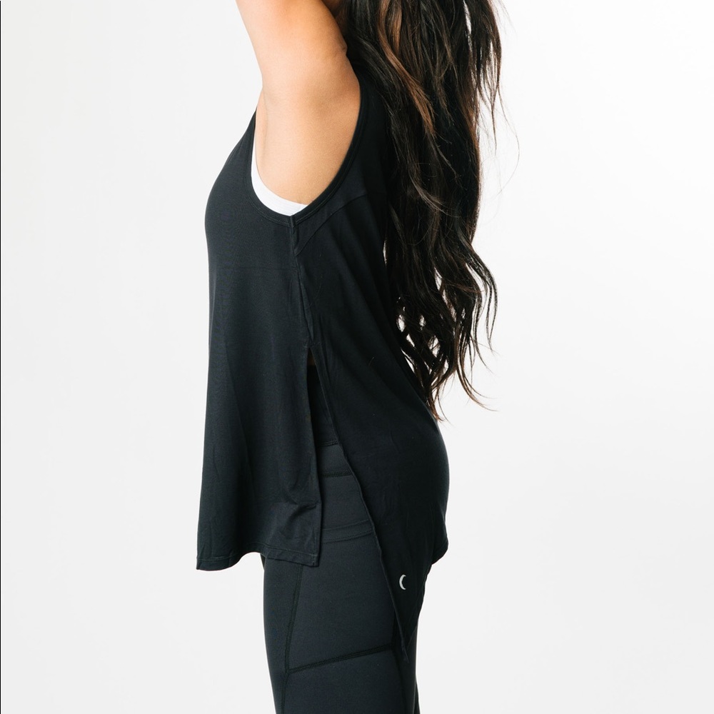 🌙NWT+B Black Long Finesse Slit Tank (L)